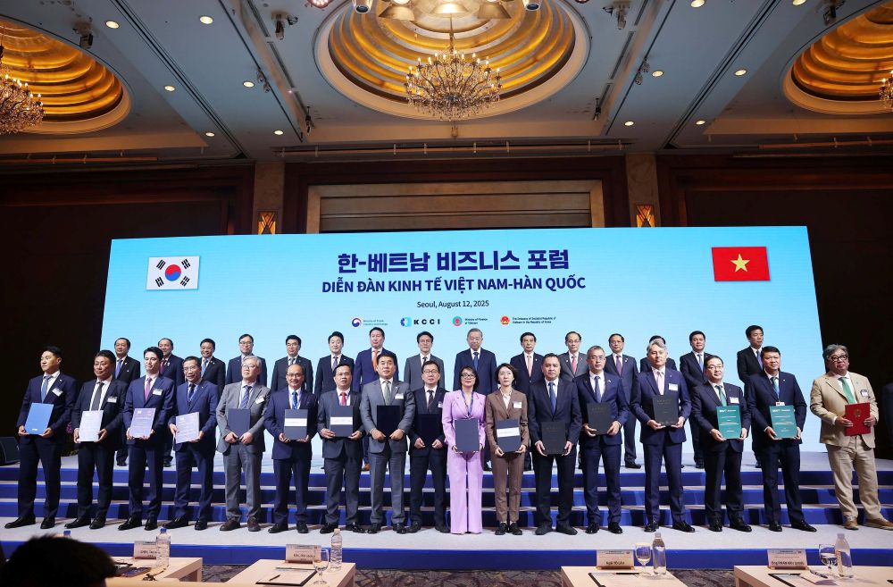 1._Ong_ng_Ngc_Hoa_-_Ch_tch_HQT_Vietnam_Airlines_cung_SaigonTourist_trao_bien_bn_hp_tac_vi_KTO_va_Hanatour_trong_lnh_vc_hp_tac_phat_trin_du_lch.jpg