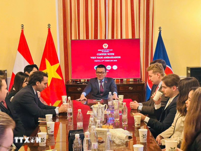 lan-toa-cau-chuyen-viet-nam-qua-sang-kien-caphe-voi-dai-su