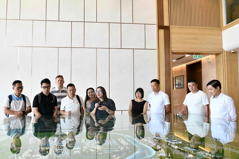 doan-doanh-nghiep-quang-chau-nghe-thuyet-trinh-sa-ban-kcn-lien-ha-thaijpg1779885081.JPG