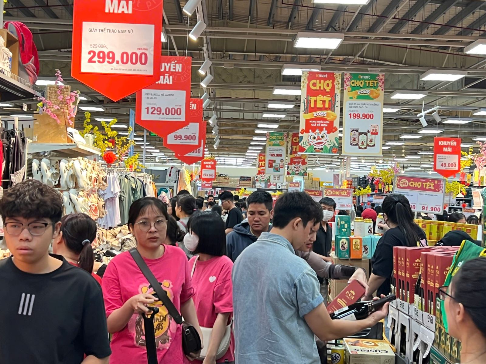 tp-ho-chi-minh-suc-mua-hang-tet-tai-sieu-thi-cho-truyen-thong-tang-20-30