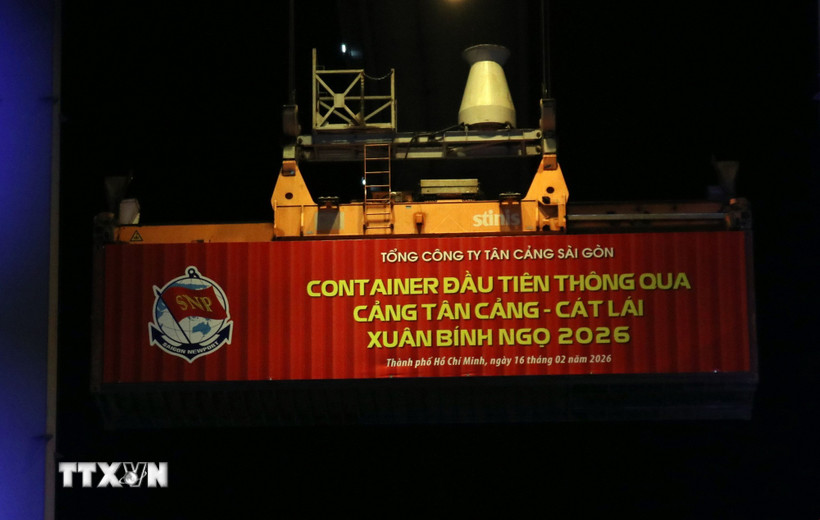 tan-cang-cat-lai-don-7-chuyen-tau-container-trong-dem-giao-thua-xuan-binh-ngo