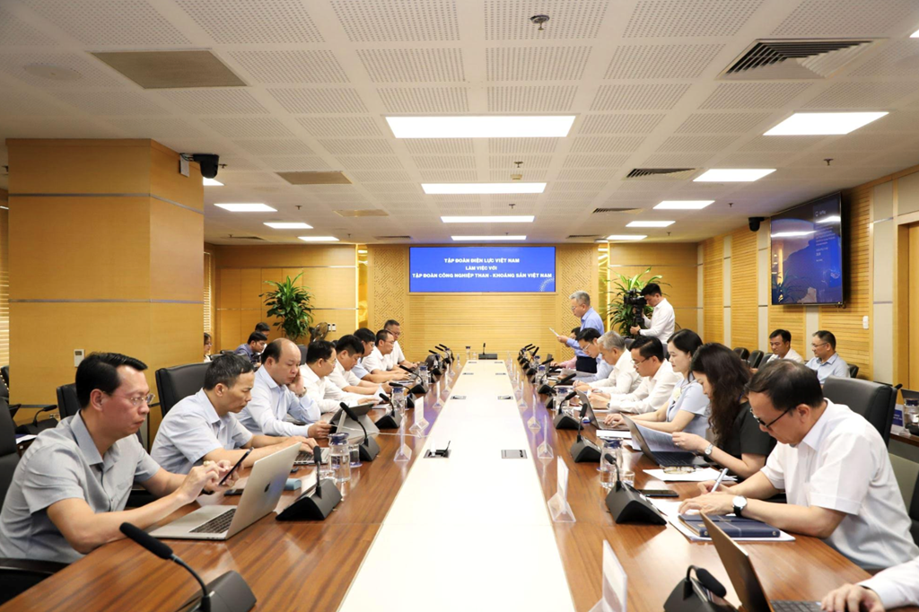 evn-va-tkv-hop-tac-dam-bao-cung-cap-than-on-dinh-cho-cac-nha-may-dien