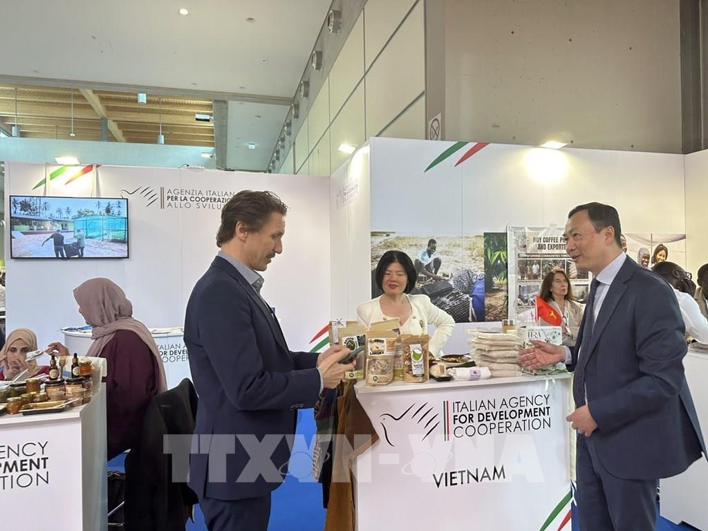 Gian hàng Việt Nam thu hút khách tại Hội chợ trái cây quốc tế Macfrut