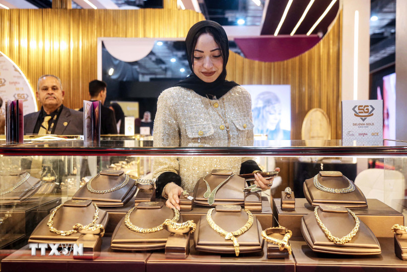 Dòng tiền ồ ạt tìm nơi trú ẩn, vàng vọt lên mức cao chưa từng có