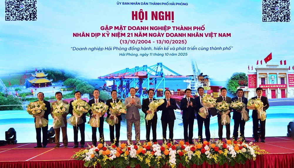 Lanh_o_TP._Hi_Phong_tng_hoa_va_chuc_mng_Ban_Chp_hanh_Hip_hi_Doanh_nghip_thanh_ph_Hi_Phong_sau_hp_nht.jpg