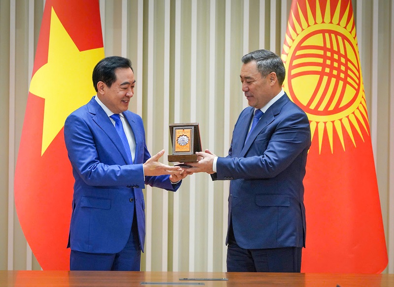 Tổng thống Kyrgyzstan trao Huân chương Dostuk cho doanh nhân Việt Nam