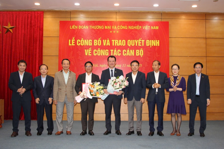 vcci-cong-bo-va-trao-quyet-dinh-ve-cong-tac-can-bo