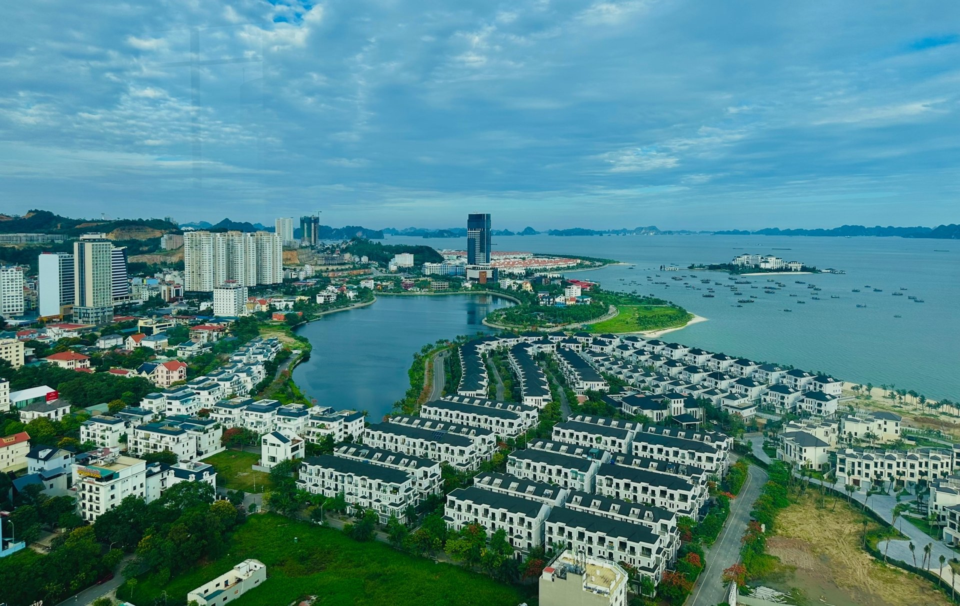 ong-lon-lam-san-bay-cang-tau-va-duong-cao-toc-quang-ninh-dot-pha-voi-dau-tu-tu-nhan