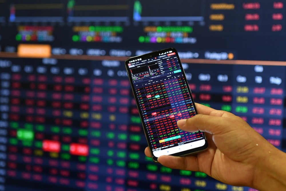 VN-Index giằng co trước phiên chốt tuần: test cung - cầu sau cú tăng sốc