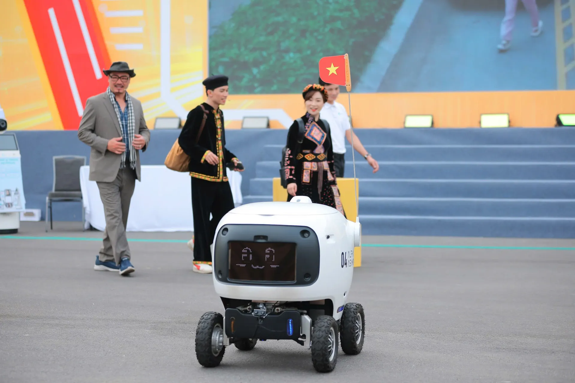 doanh-nghiep-cong-nghe-viet-nam-phai-chuyen-tu-lam-chu-sang-dan-dat