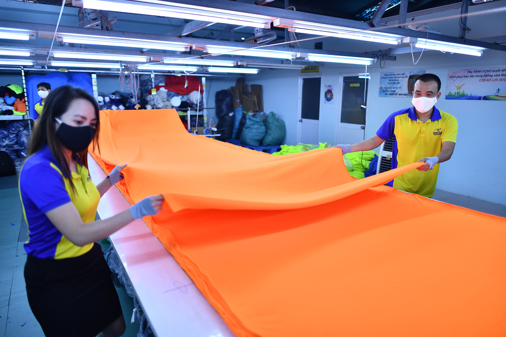 Dệt may đủ đơn hàng nhưng vẫn 'nín thở' đợi thị trường