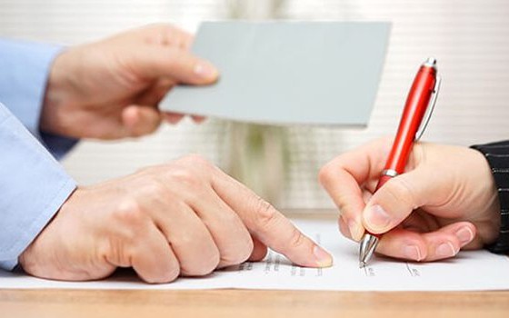 co-duoc-ky-hop-dong-voi-nguoi-lao-dong-da-nghi-huu