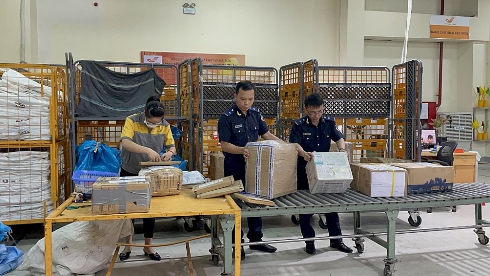 dung-mien-thue-hang-nhap-khau-tri-gia-nho-gui-qua-chuyen-phat-nhanh-tu-182