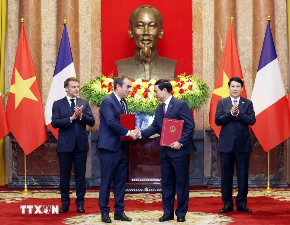 viet-nam-phap-trao-nhieu-van-kien-hop-tac-ve-hat-nhan-ve-tinh-vaccine