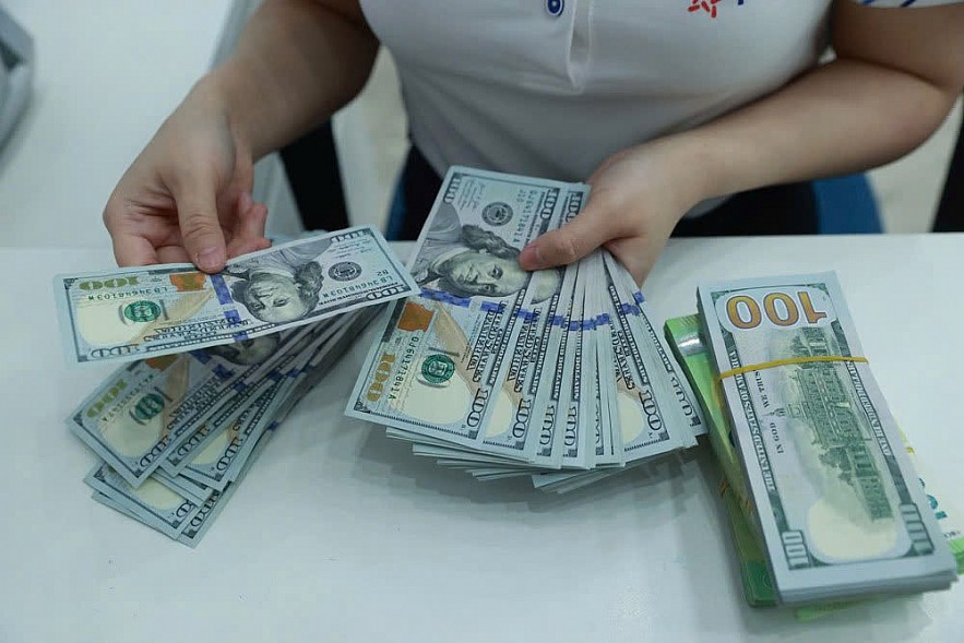 xang-dau-va-ty-gia-tao-ap-luc-len-chinh-sach-tien-te