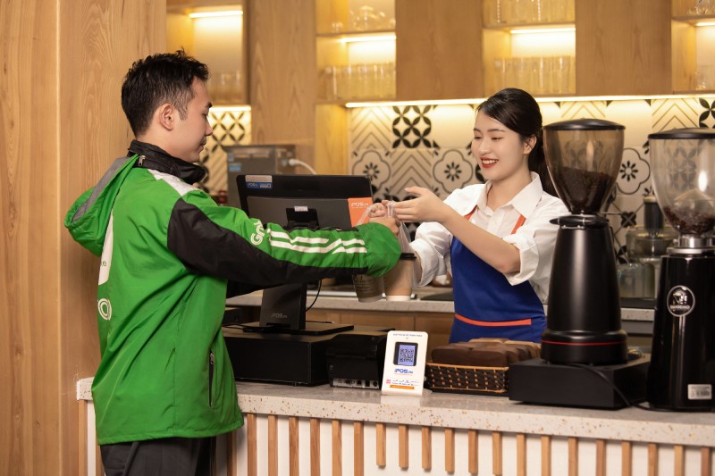 Ảnh minh họa - Thực khách sử dụng dịch vụ F&B (3).jpg