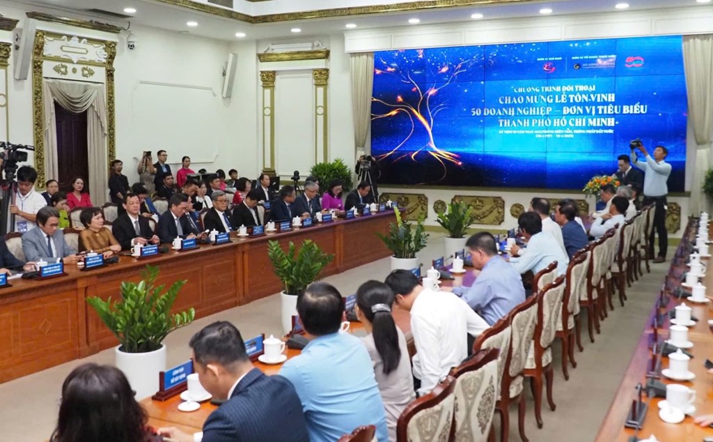 tp-ho-chi-minh-ton-vinh-50-doanh-nghiep-don-vi-tieu-bieu