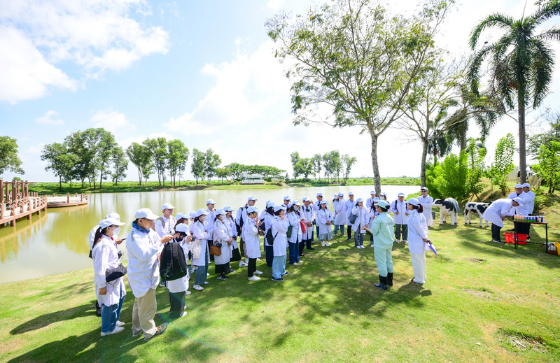 mo-khoa-tu-nhien-vinamilk-bien-rao-can-thanh-vong-tuan-hoan-xanh-tai-trang-trai-sinh-thai