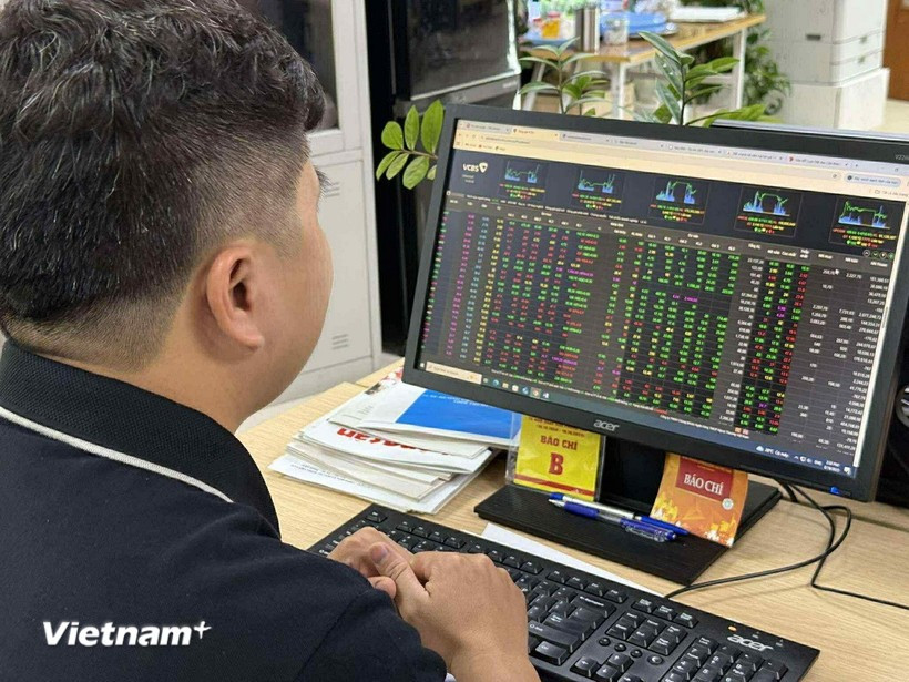 Sắc xanh lan tỏa, VN-Index vượt 1.650 điểm
