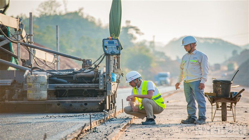 nha-thau-xay-dung-chiu-ap-luc-do-thieu-nhan-cong-gia-vat-lieu-tang