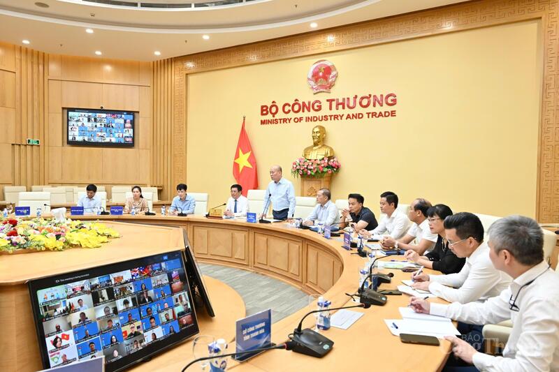 giao-ban-xuc-tien-thuong-mai-thang-8-dong-luc-moi-tu-xuat-nhap-khau