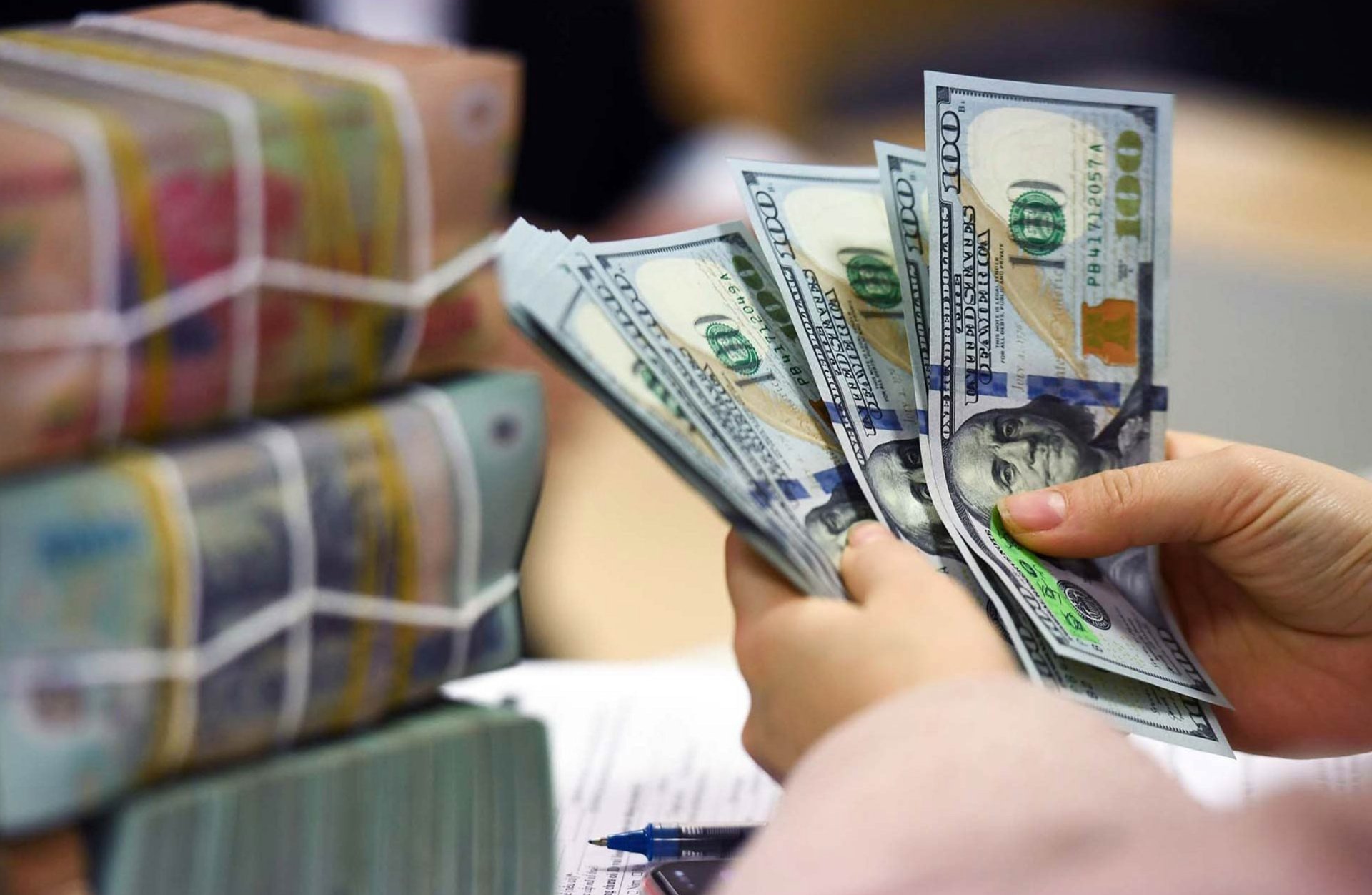 ap-luc-ty-gia-chua-du-lon-de-dao-chieu-chinh-sach-tien-te