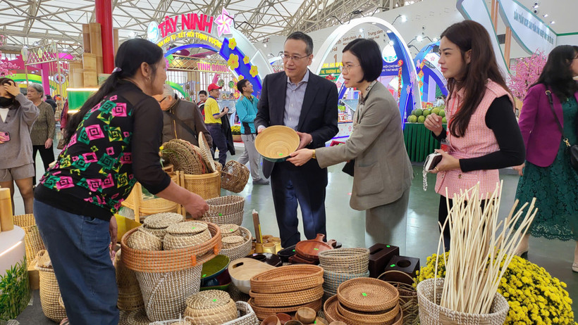Hội chợ Mùa Xuân: Nông sản, thủ công mỹ nghệ Việt "ghi điểm" với khách quốc tế