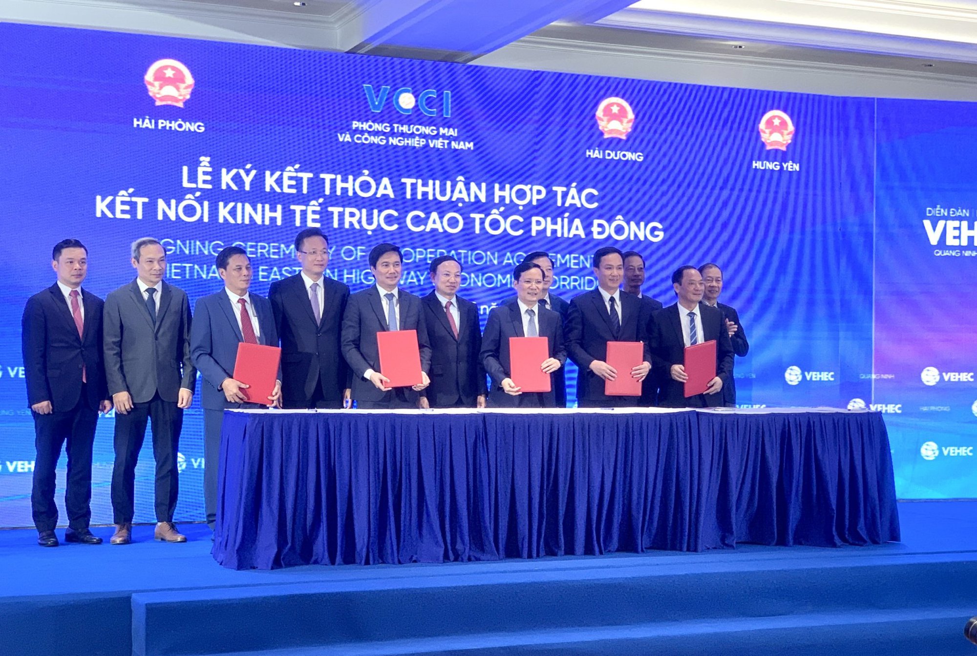 Ký kết Thỏa thuận kết nối kinh tế trục cao tốc phía Đông