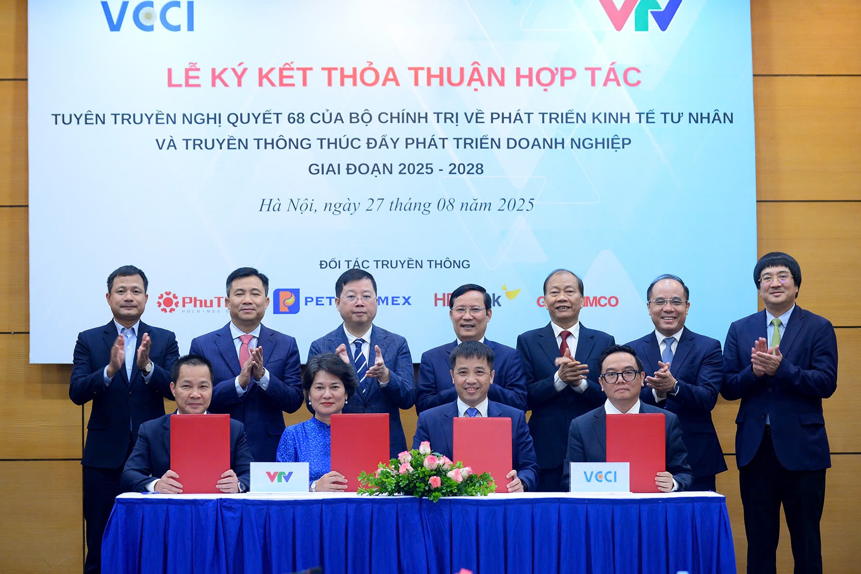[VCCI - VTV] Lễ ký kết thỏa thuận hợp tác tuyên truyền Nghị quyết 68 của Bộ Chính trị về phát triển kinh tế tư nhân và truyền thông thúc đẩy phát triển doanh nghiệp (nguồn: VTV)